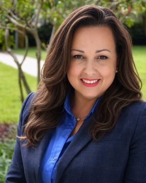 Headshot of Alma Pol, FIU Doctor of Business Administration Cohort 9.18
