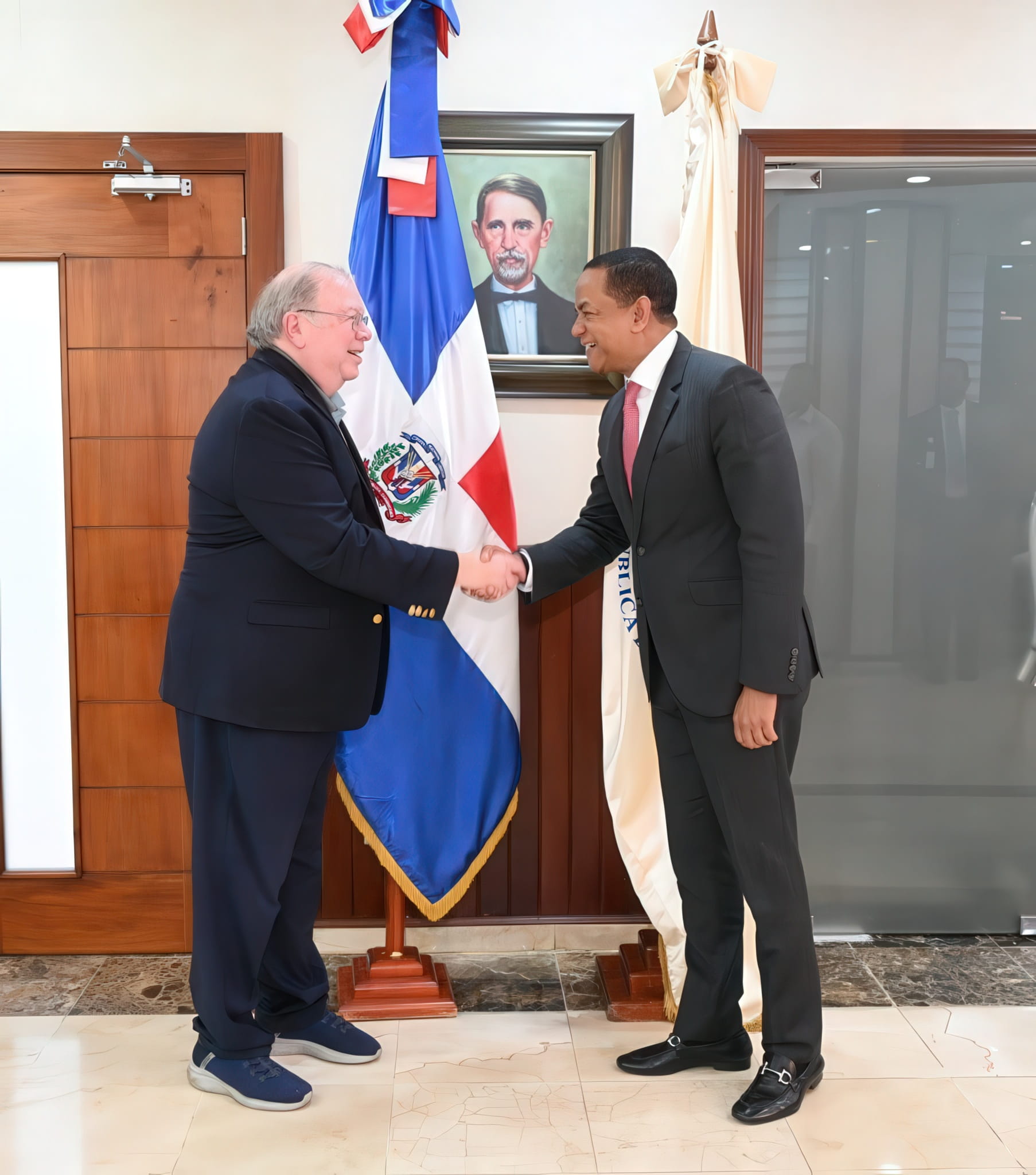 Marcos Kerbel, assistant teaching professor of finance at FIU Business, and Julio César Valentín Jiminián, superintendent of Insurance for the Dominican Republic during a meeting in the Dominican Republic to announce that FIU is bringing its FIBA Anti-Money Laundering Certified Associate course to that nation, on July 18, 2025.