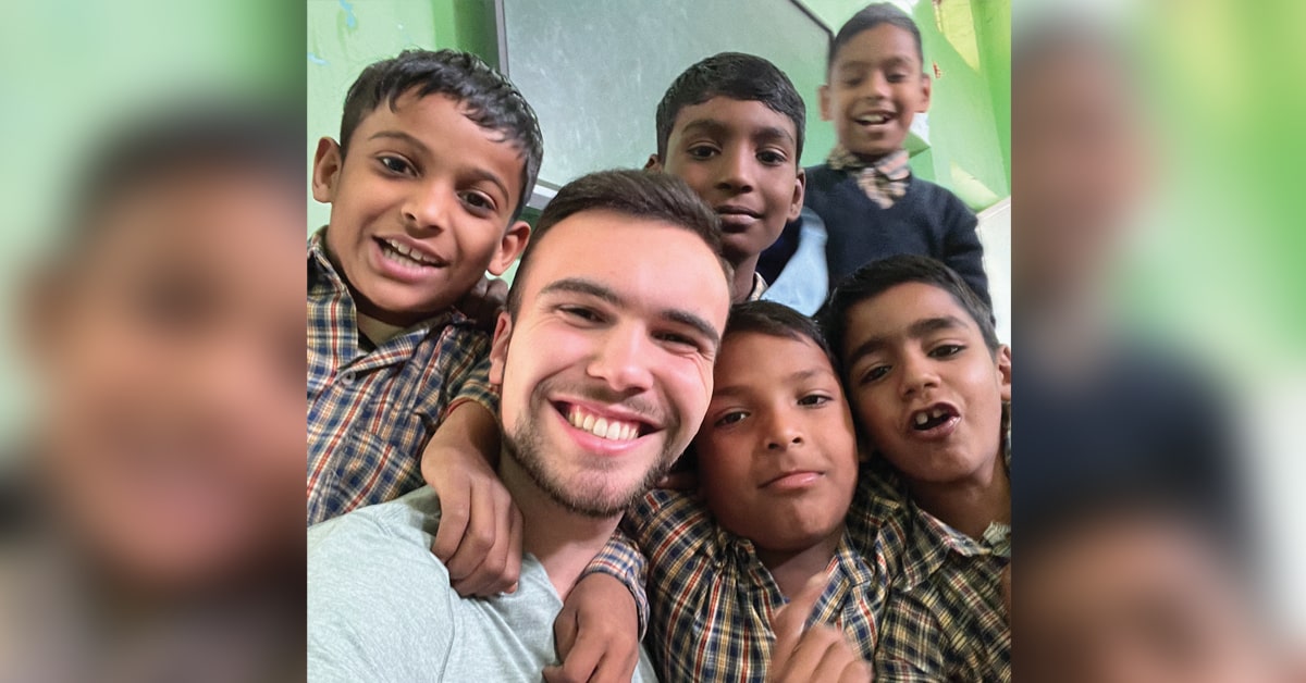 John Carlos Mouw with children of the Bandhwari village.